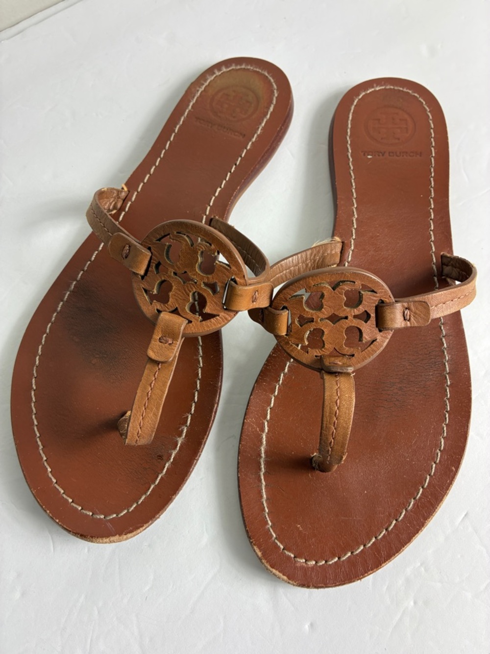 Tory Burch Flat Thong Sandals Leather Circle-Logo Chestnut Sz 7 - Picture 2 of 9